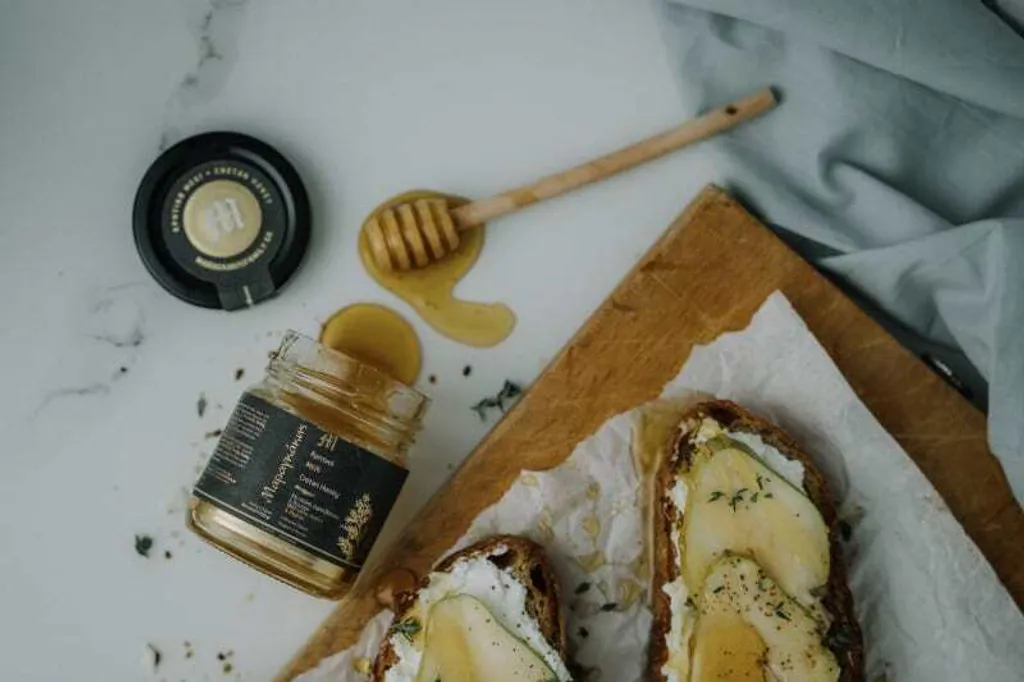 Kretischer Thymianhonig 950g Im Glas Aus Kreta Von Maragkakis Family. Reichhaltiger Geschmack, Weiche Textur. Honig Vom Imker In 4. Generation 8 Kretischer Thymianhonig 950g Im Glas Aus Kreta Von Maragkakis Family. Reichhaltiger Geschmack, Weiche Textur. Honig Vom Imker In 4. Generation – Bild 6